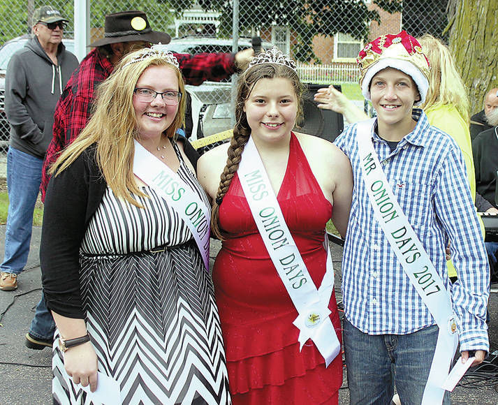 Having an onion party in Wolf Lake News, Sports, Jobs